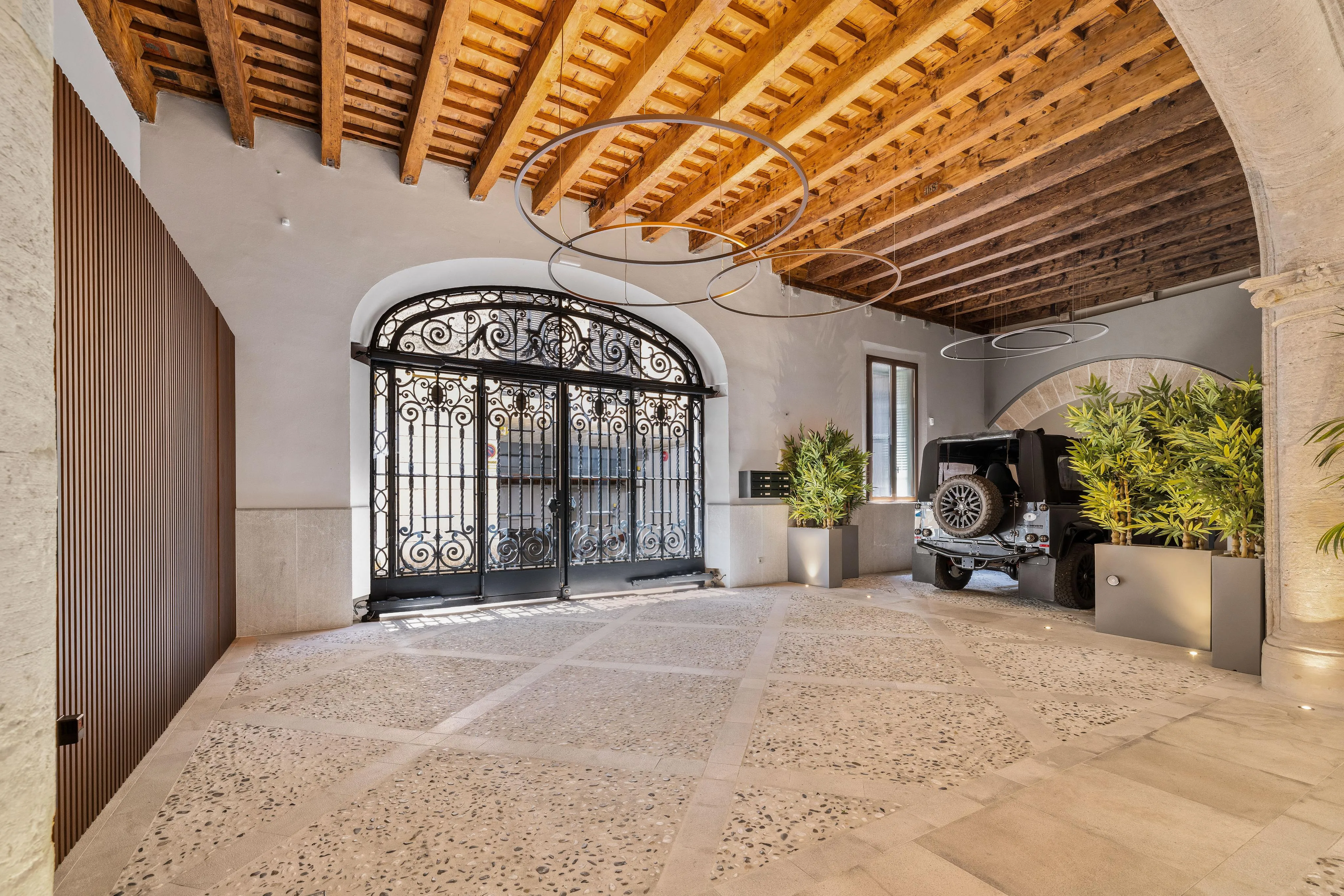 Hoogwaardig duplex appartement in historisch stadspaleis met parkeerplaats, lift en balkons in San Jaime-17