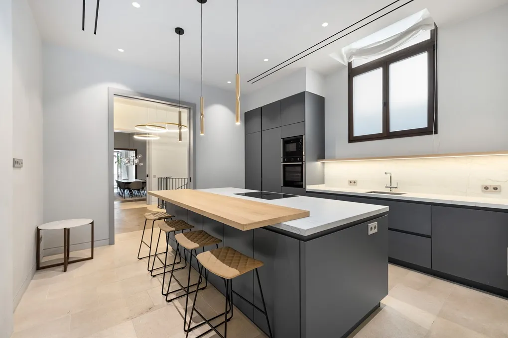 Hoogwaardig duplex appartement in historisch stadspaleis met parkeerplaats, lift en balkons in San Jaime-4