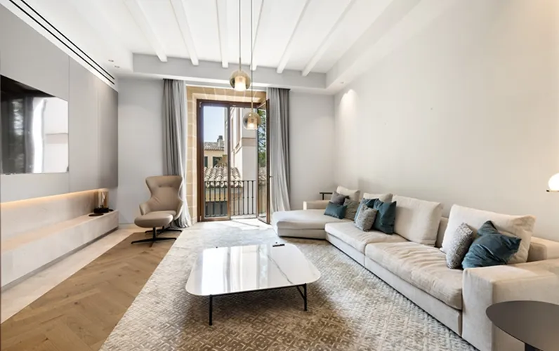 Hochwertiges Duplex-Apartment im historischen Stadtpalast mit Parkplatz, Aufzug und Balkone in San Jaime