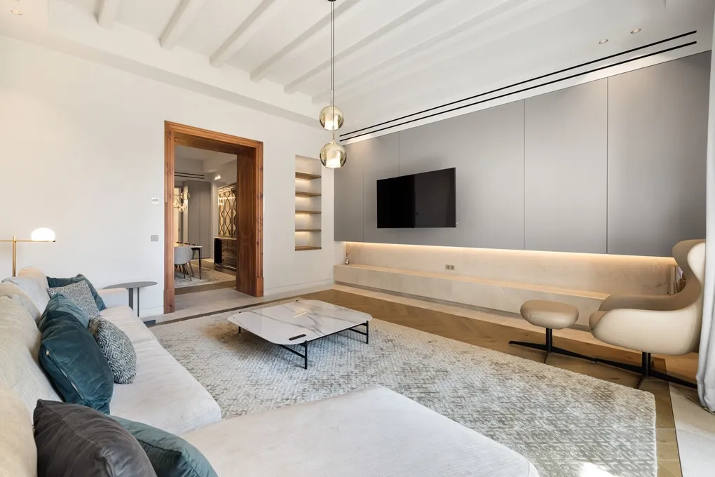 Hoogwaardig duplex appartement in historisch stadspaleis met parkeerplaats, lift en balkons in San Jaime-5