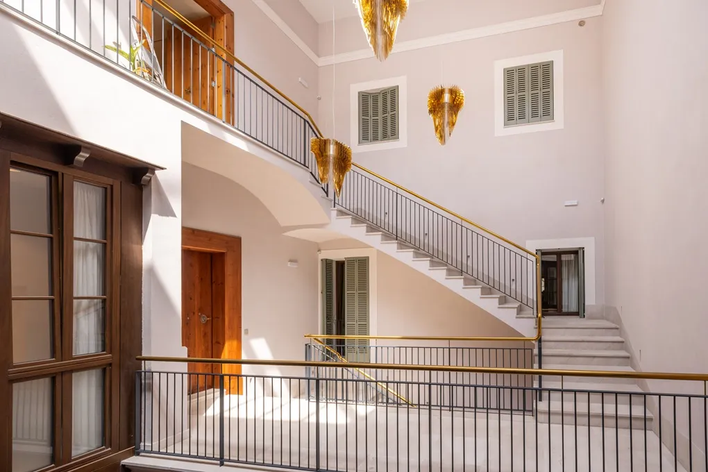 Hoogwaardig duplex appartement in historisch stadspaleis met parkeerplaats, lift en balkons in San Jaime-16