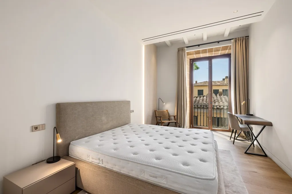 Hoogwaardig duplex appartement in historisch stadspaleis met parkeerplaats, lift en balkons in San Jaime-8