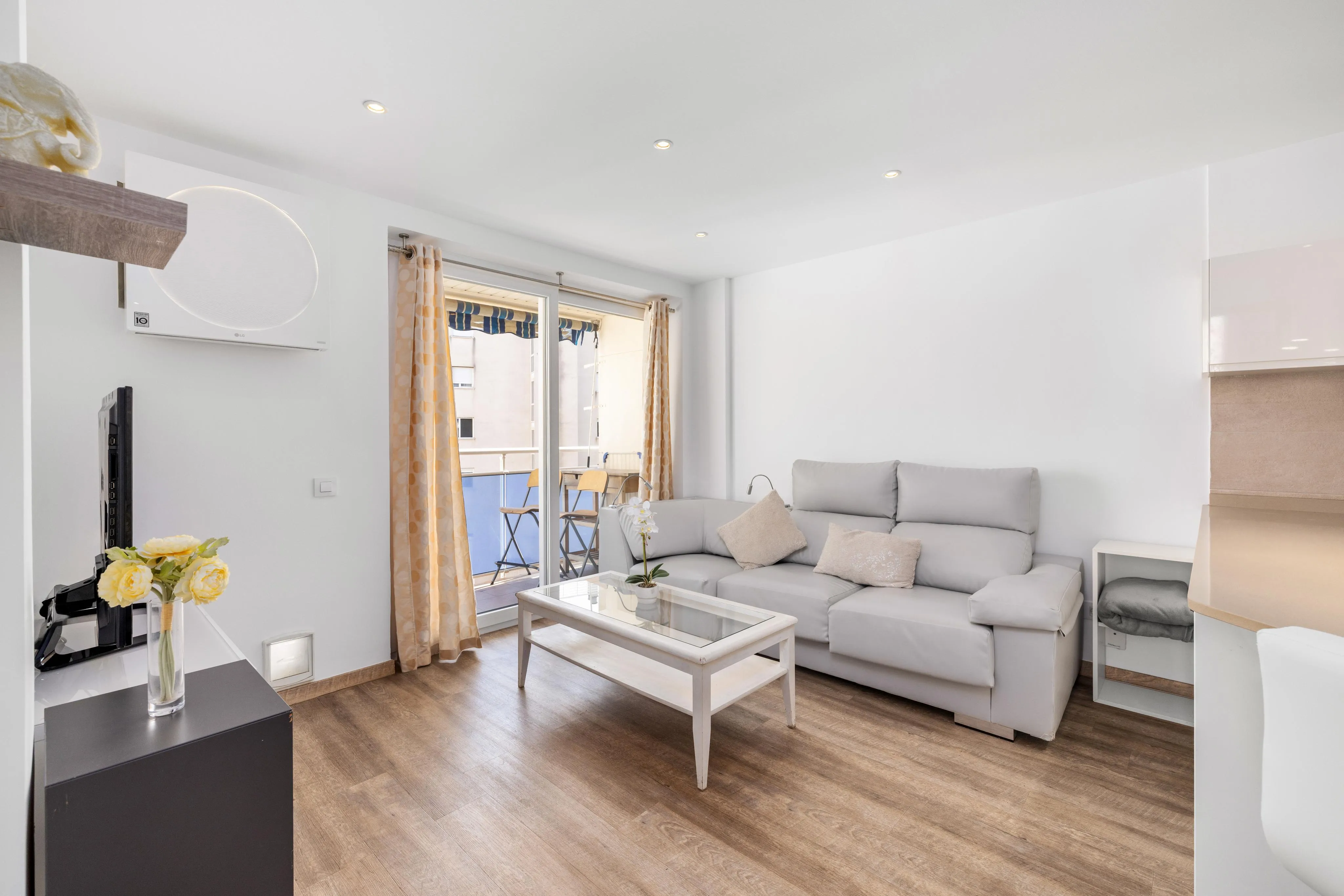 Piso luminoso con terraza, piscina y parking-2