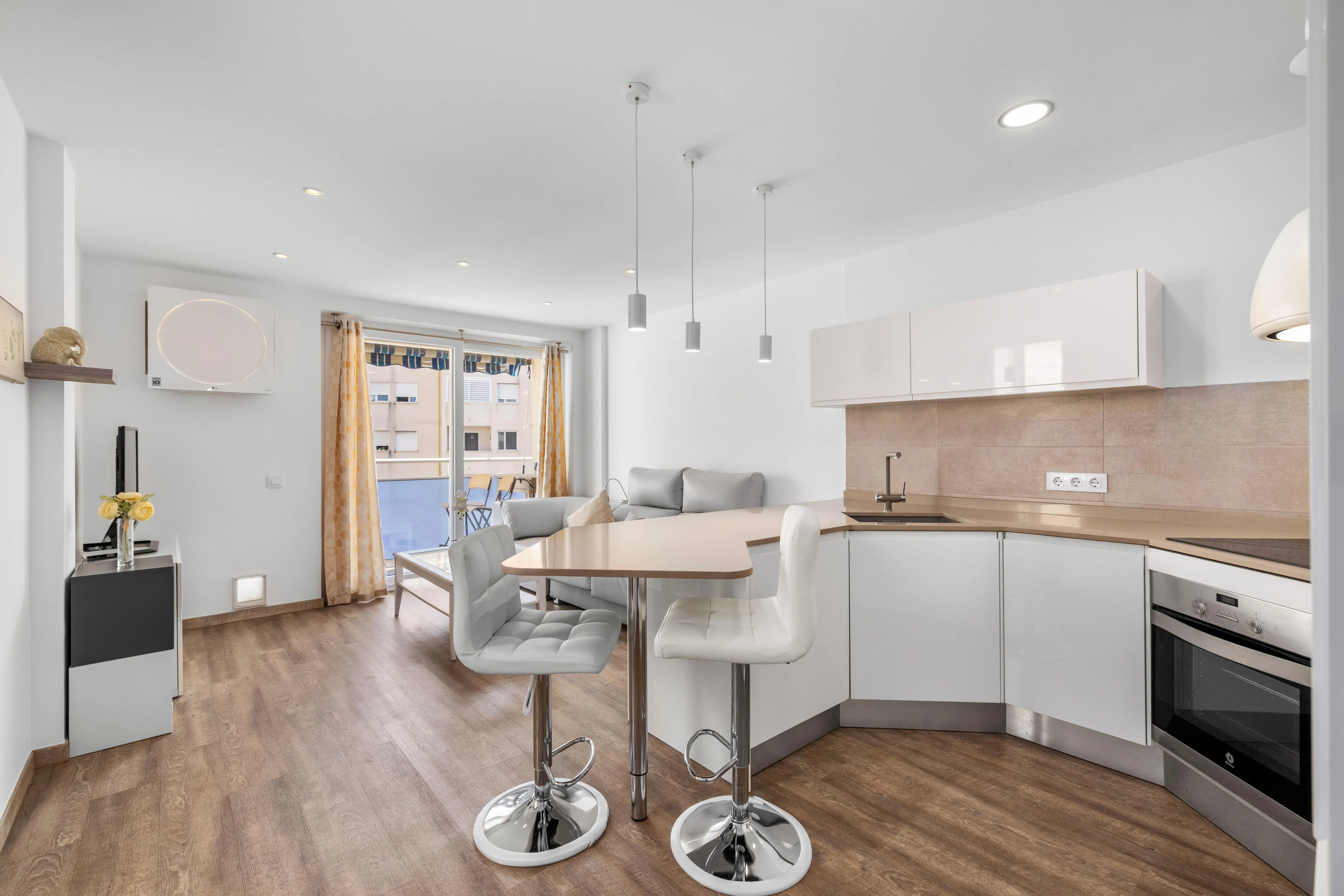 Piso luminoso con terraza, piscina y parking-3