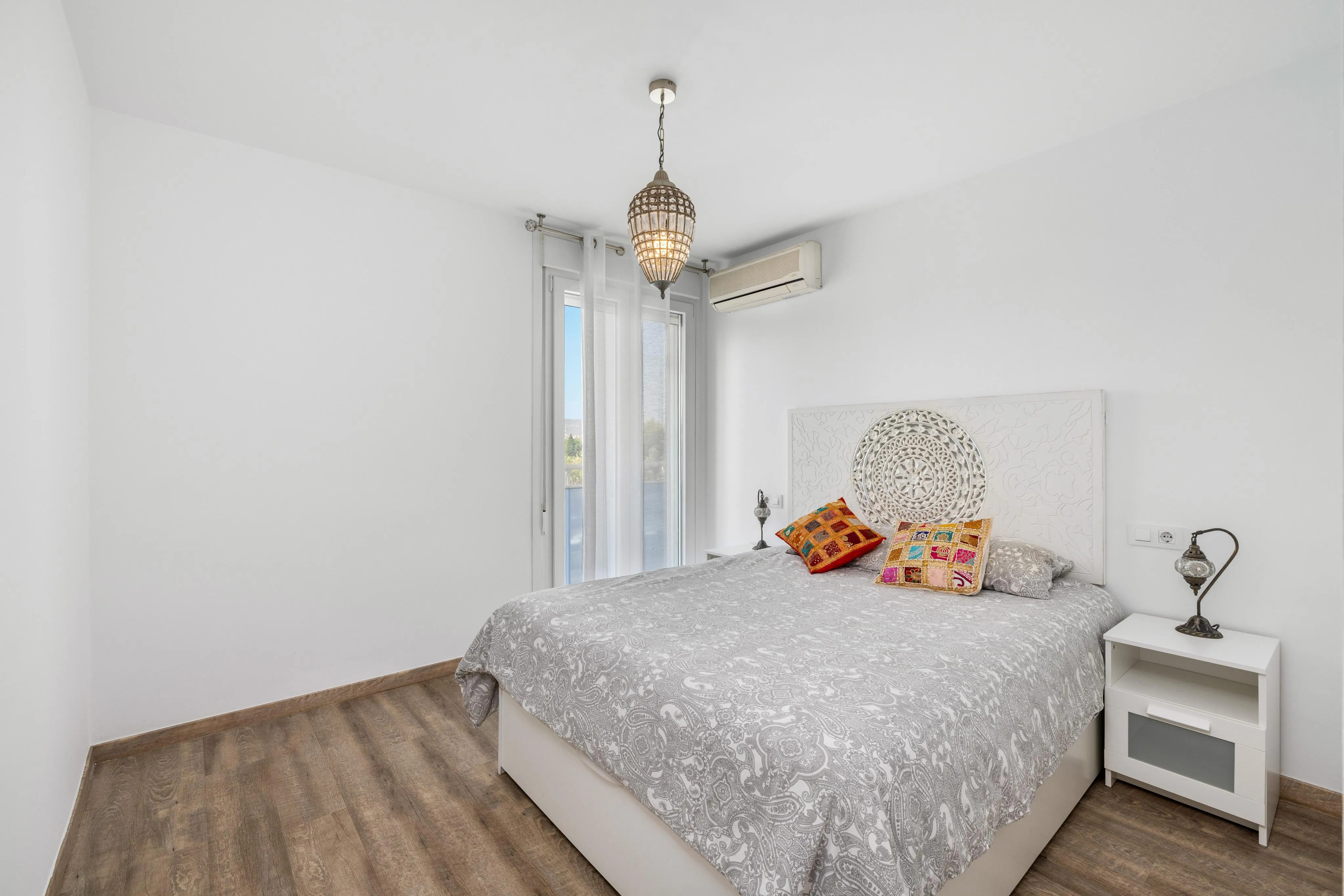 Piso luminoso con terraza, piscina y parking-4