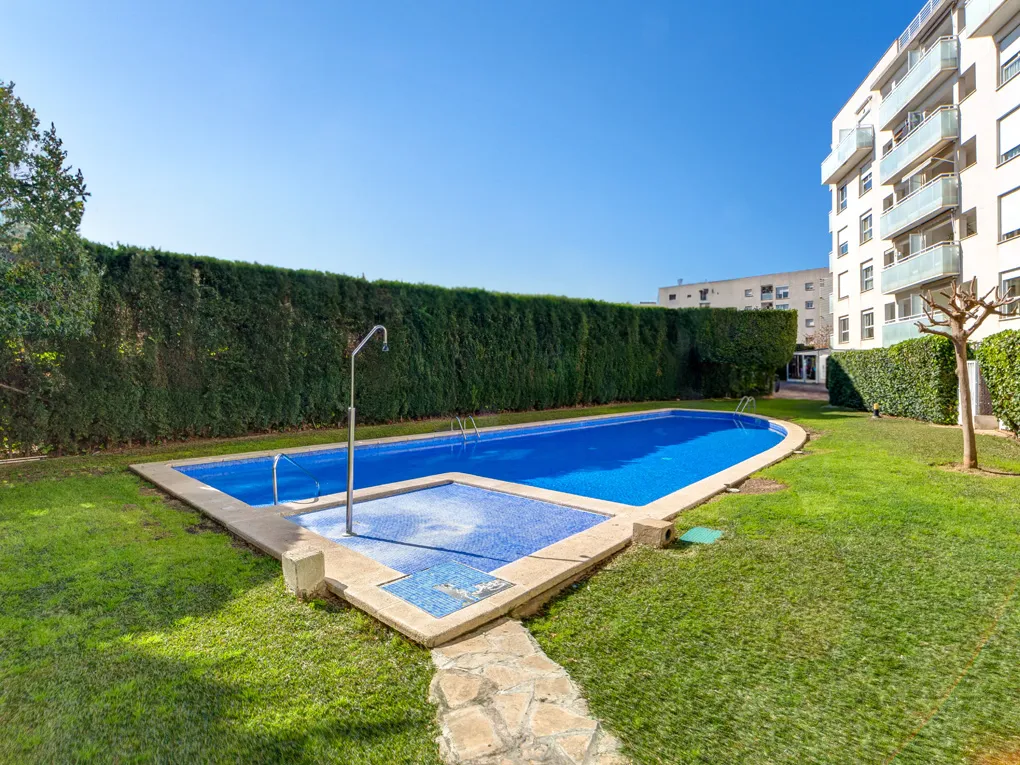 Piso luminoso con terraza, piscina y parking-1