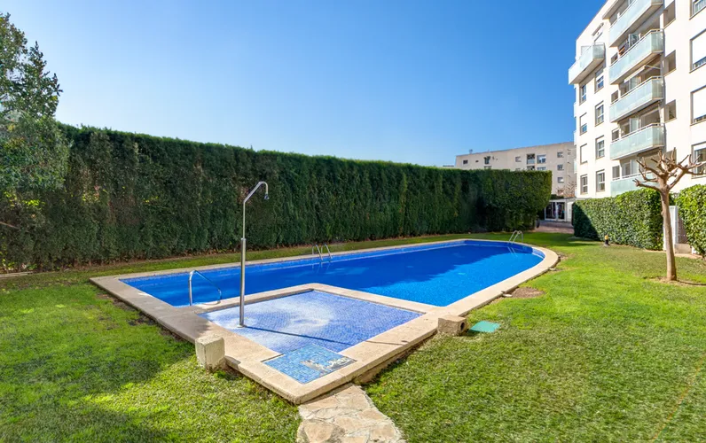 Piso luminoso con terraza, piscina y parking