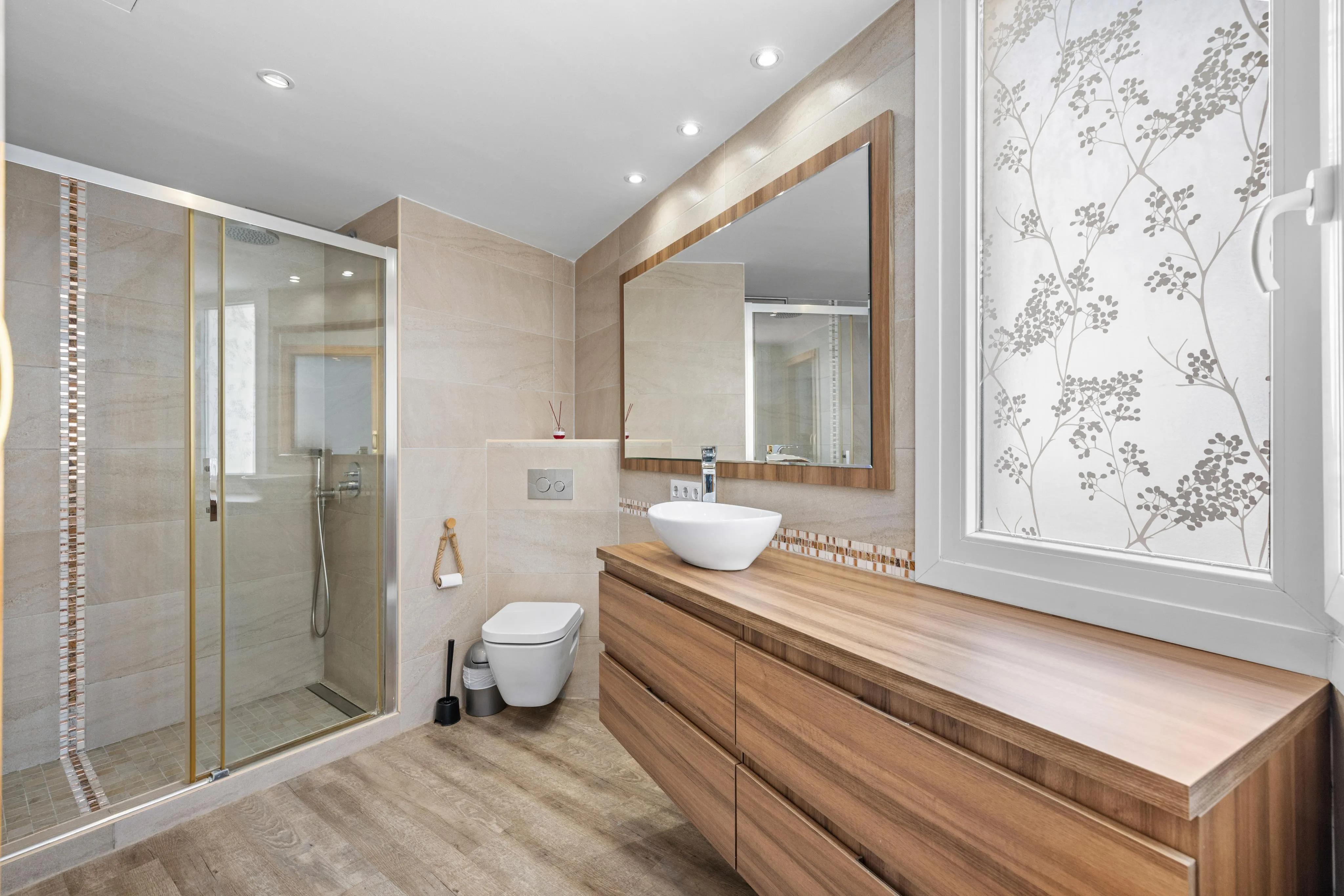 Piso luminoso con terraza, piscina y parking-5