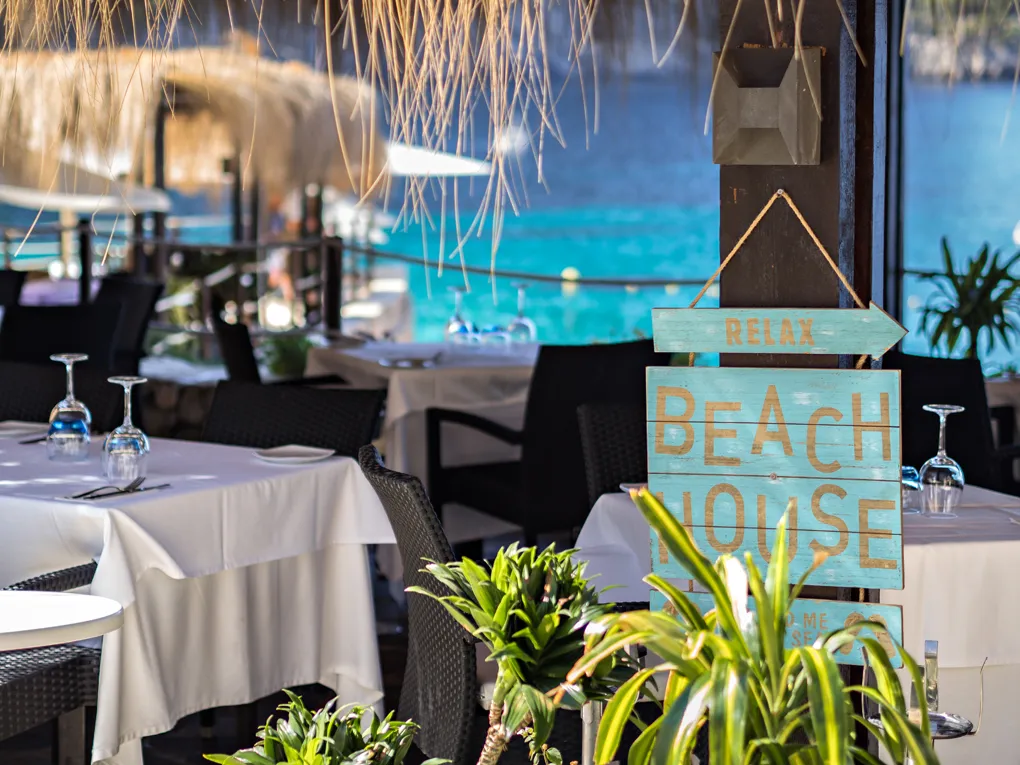 Luxe villa met zeezicht in New Folies-11