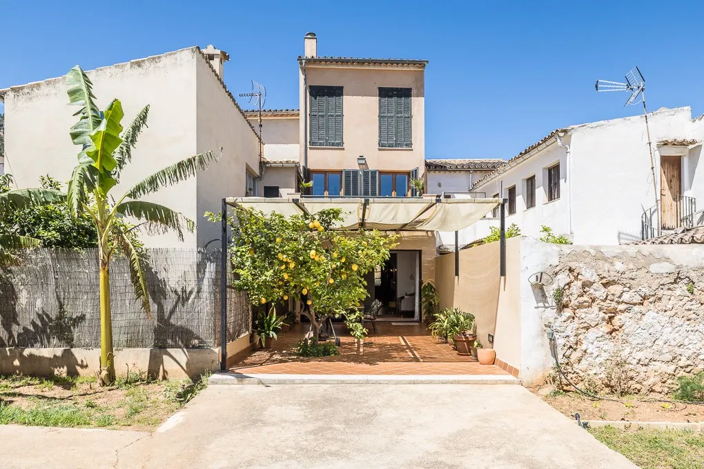 Casa de pueblo renovada con estilo, jardín, garaje y proyecto de piscina en Alaró-3