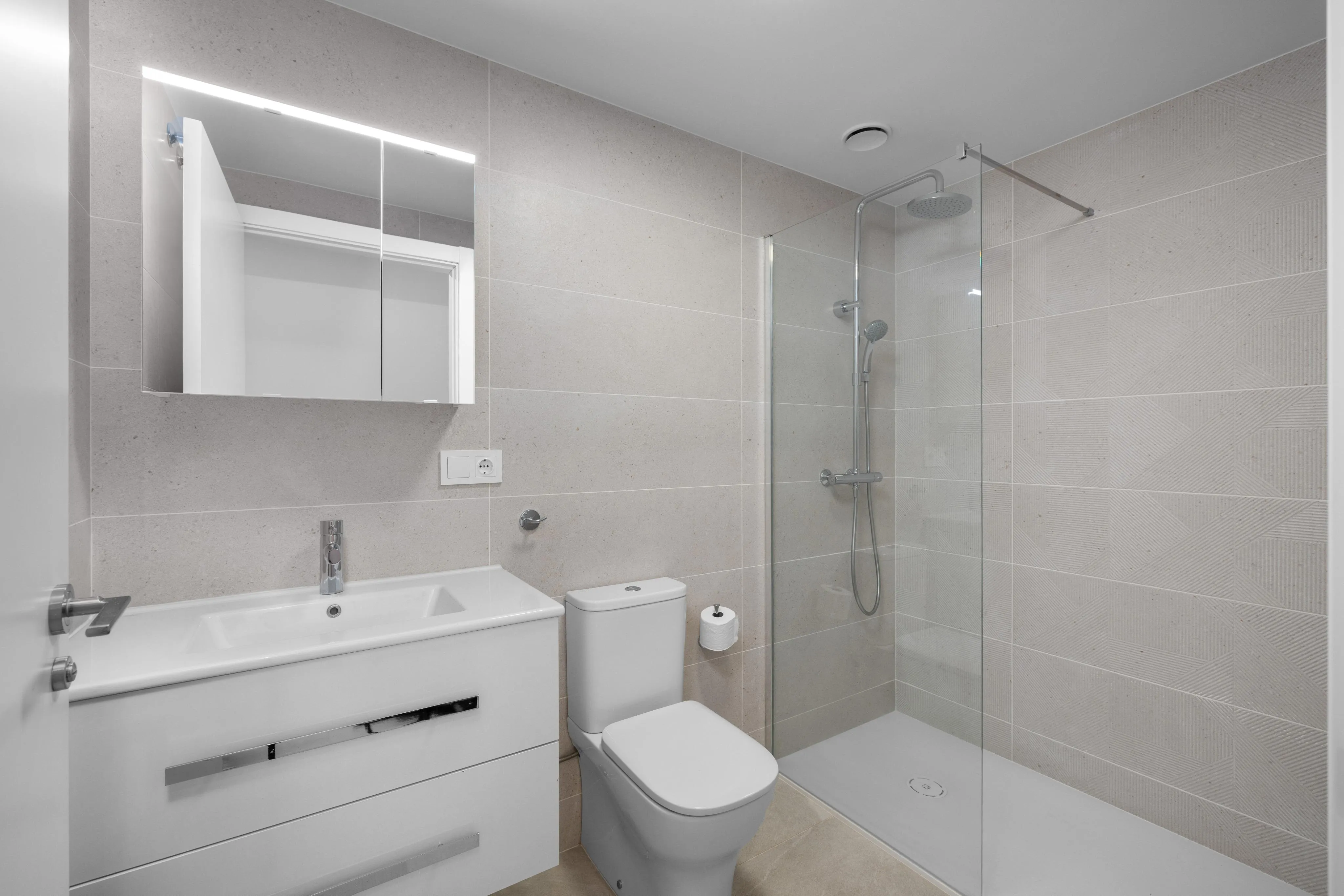 Brandnew apartment with parking, terrace, community pool, and gym in Nou Llevant-7