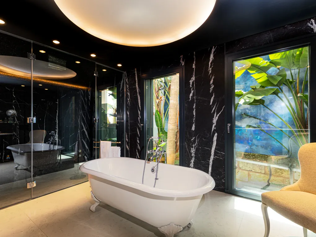 Extraordinary luxury villa facing the sea-9