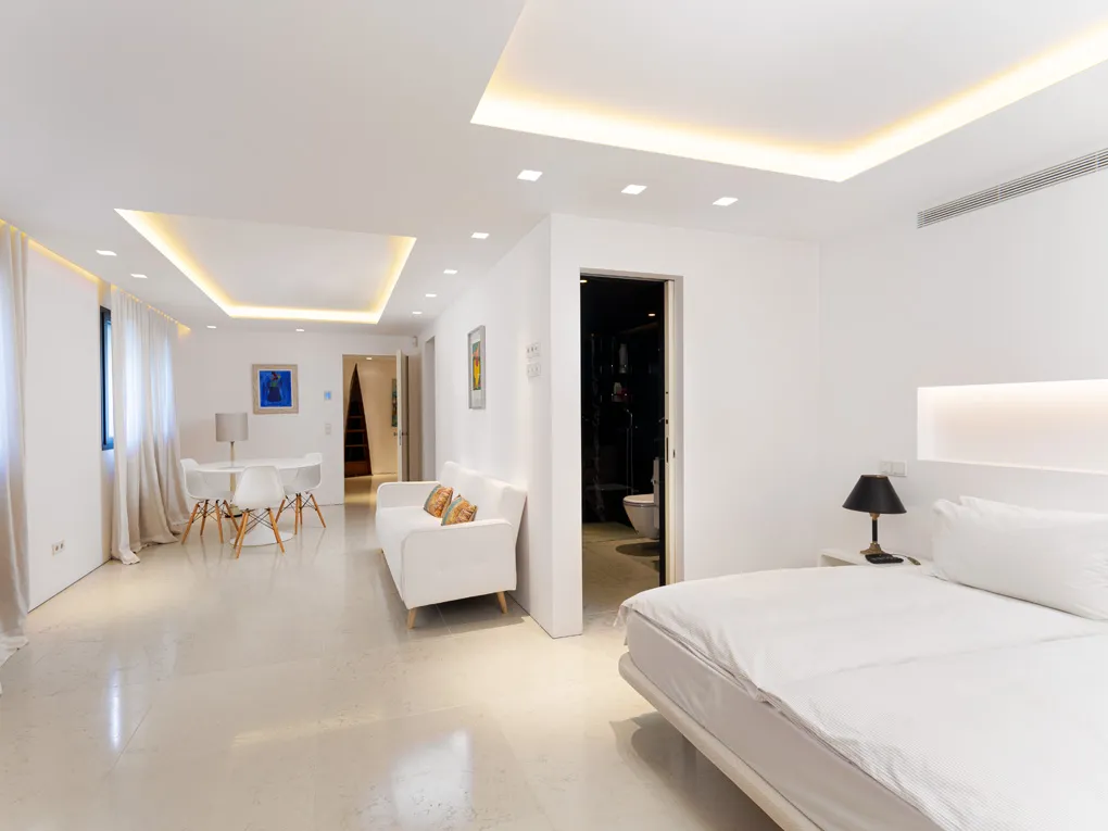 Extraordinary luxury villa facing the sea-14