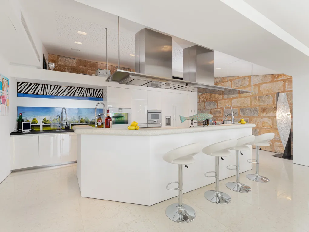 Extraordinary luxury villa facing the sea-10