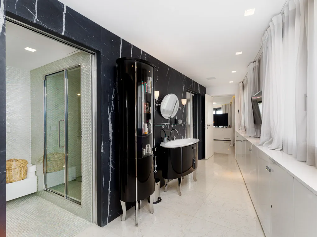 Extraordinary luxury villa facing the sea-12