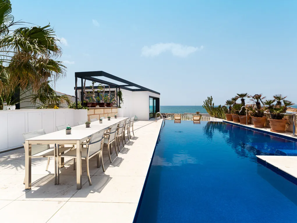 Extraordinary luxury villa facing the sea-1