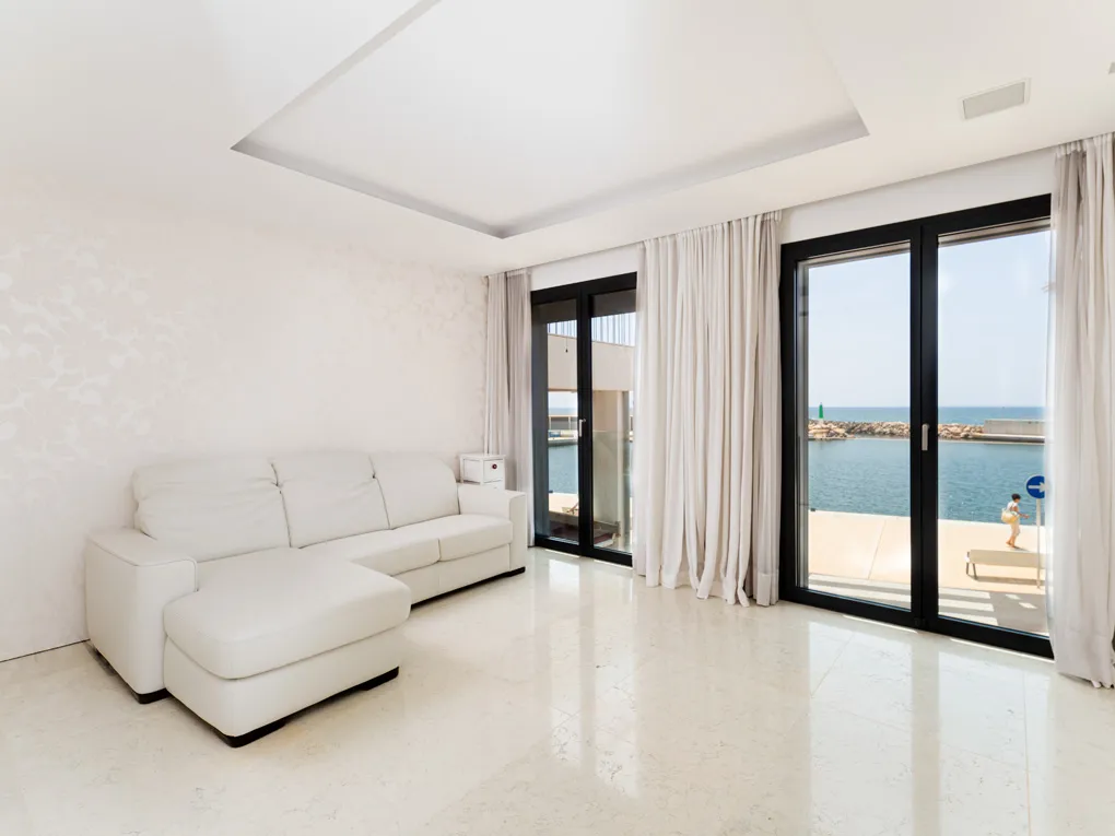 Extraordinary luxury villa facing the sea-11