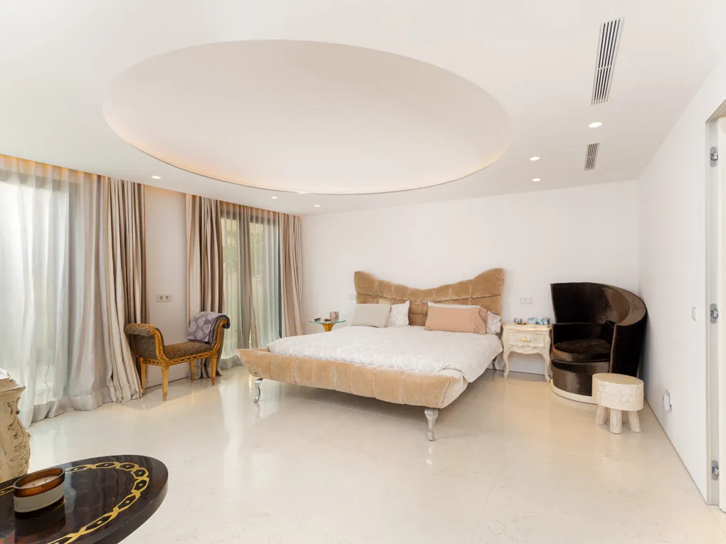 Extraordinary luxury villa facing the sea-8