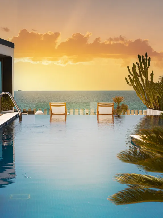 Extraordinary luxury villa facing the sea-17