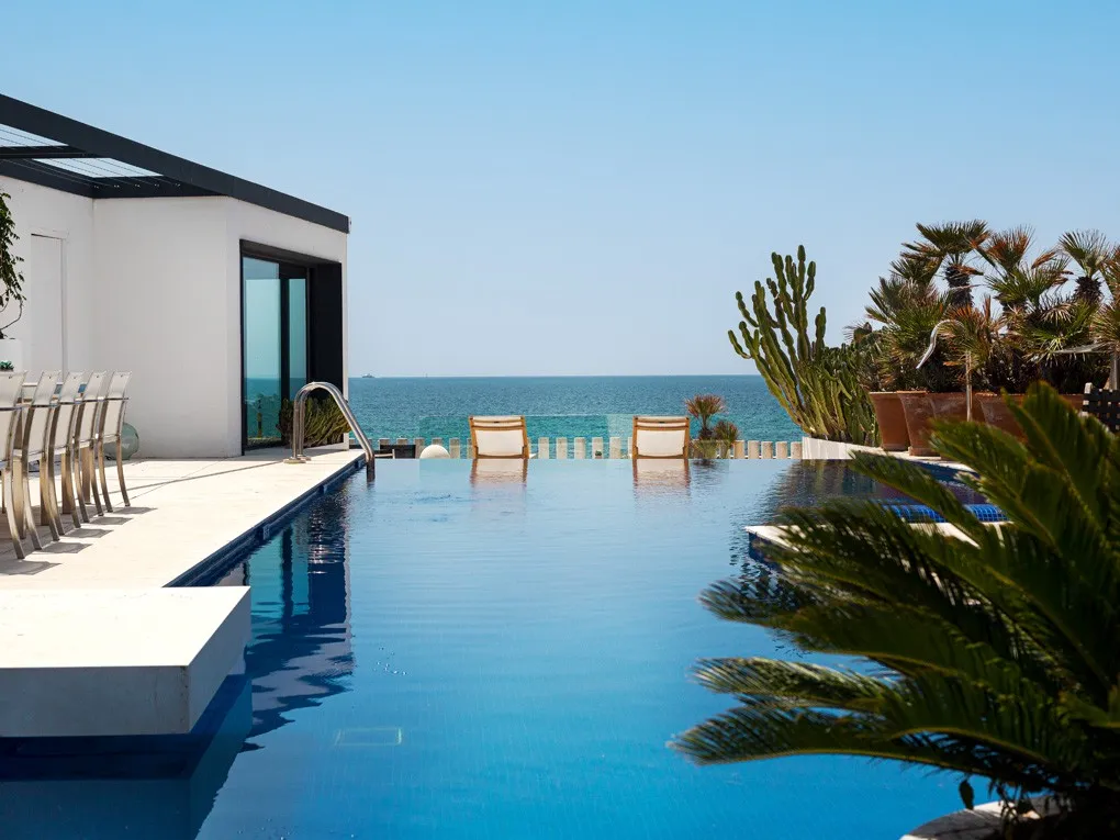 Extraordinary luxury villa facing the sea-3