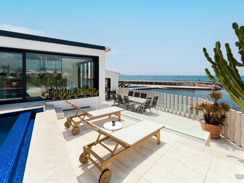 Extraordinary luxury villa facing the sea-2