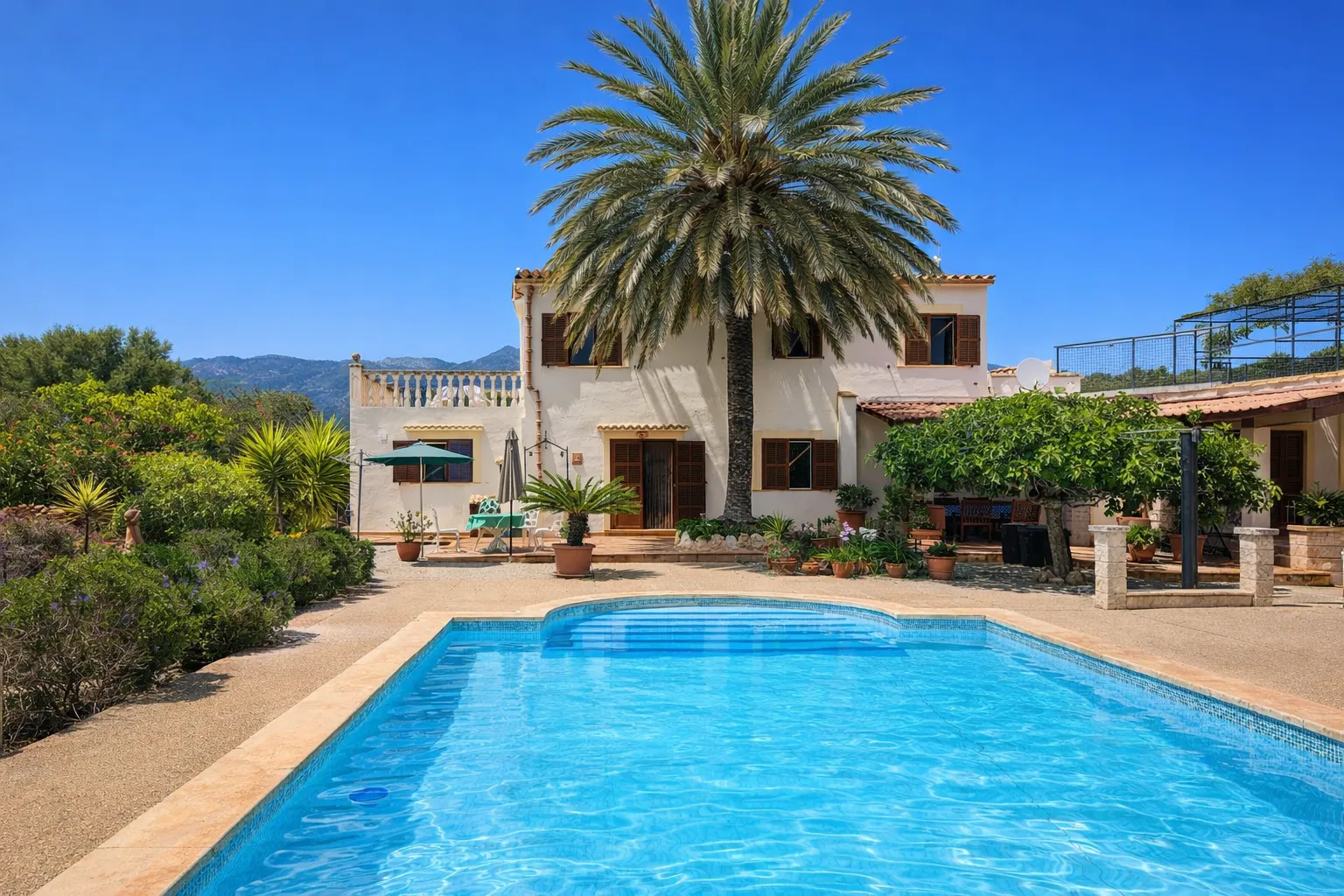 Finca mit großzügigem Pool und Bergblick in Selva-3