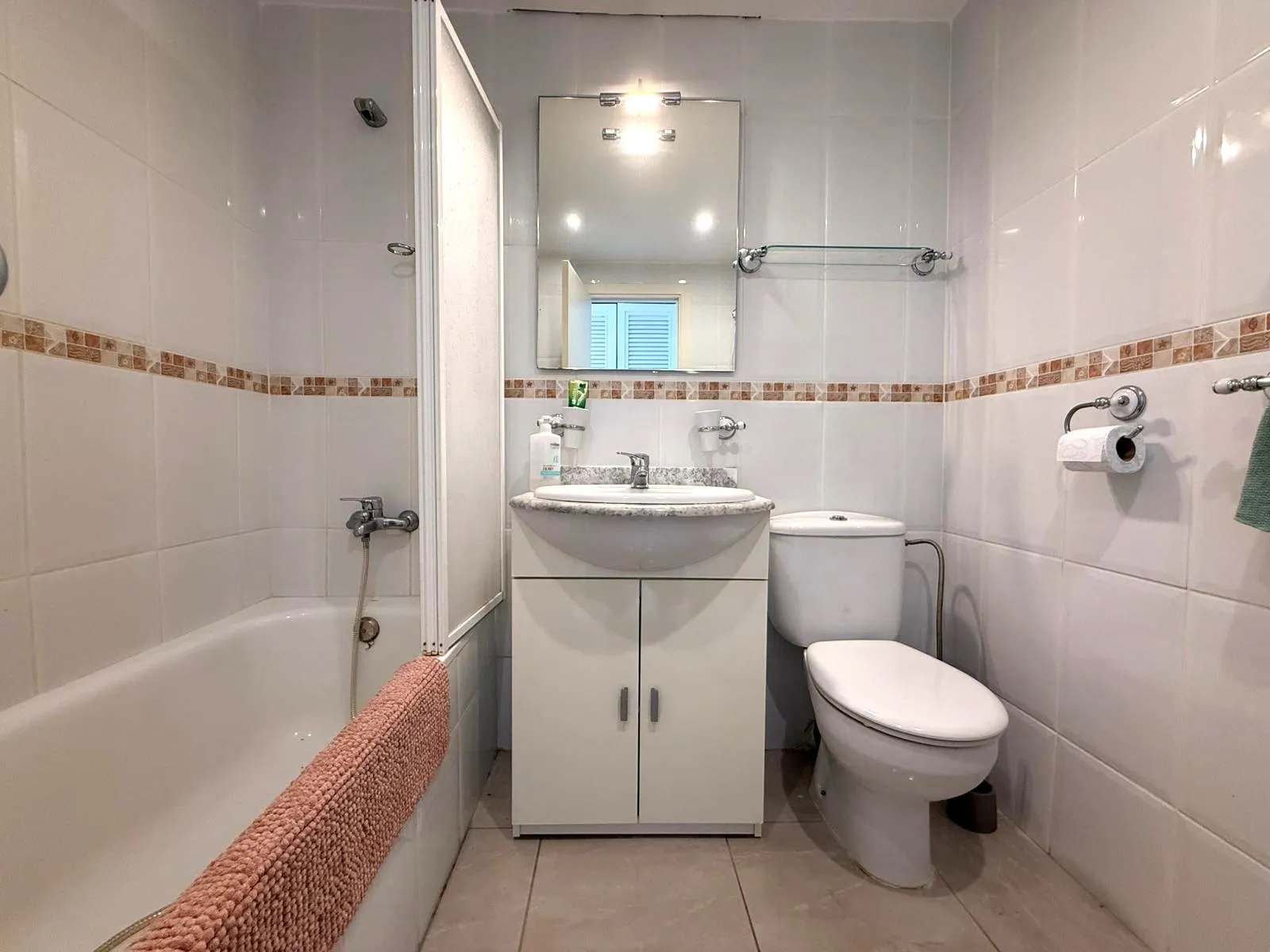 ¡Listo para entrar a vivir! Estudio de 1 dormitorio con impresionantes vistas al mar-6