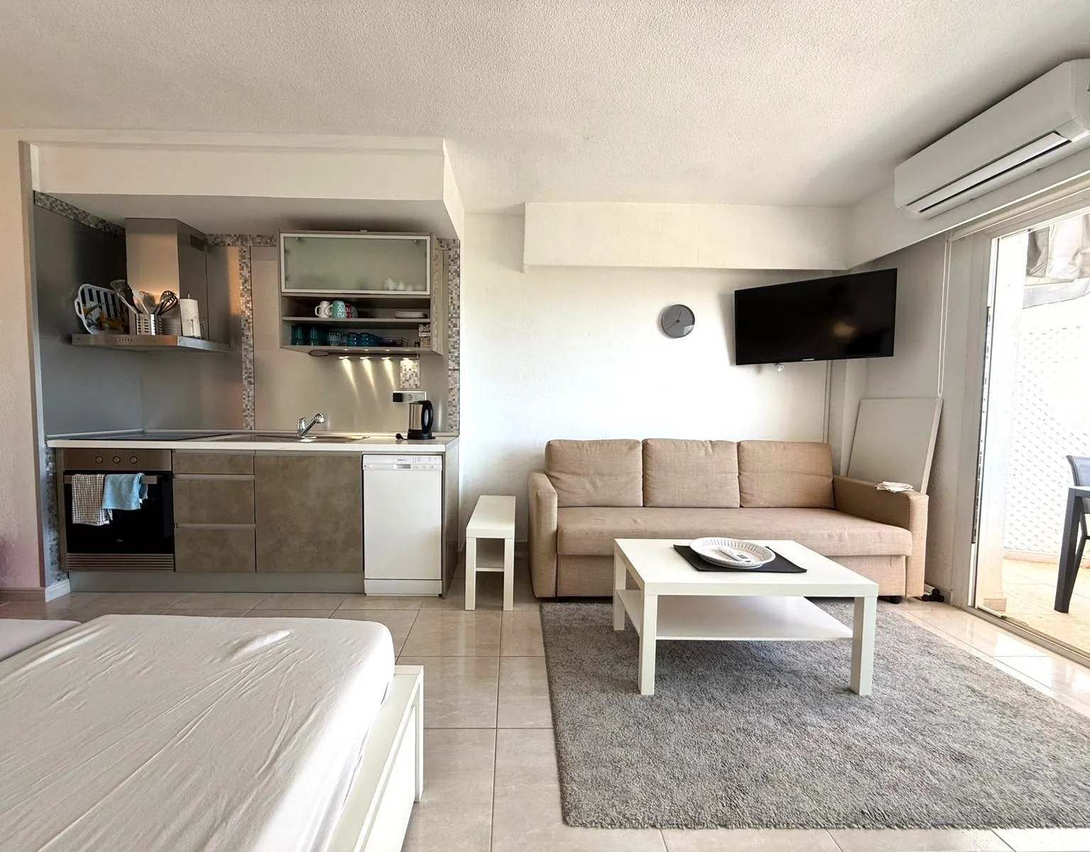 ¡Listo para entrar a vivir! Estudio de 1 dormitorio con impresionantes vistas al mar-5