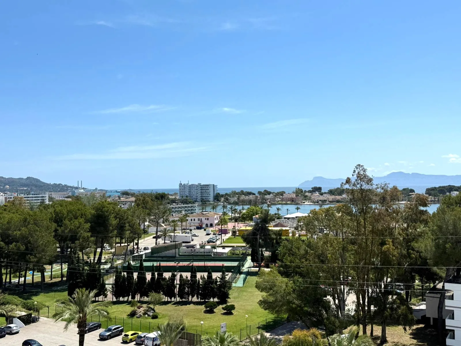 ¡Listo para entrar a vivir! Estudio de 1 dormitorio con impresionantes vistas al mar-1