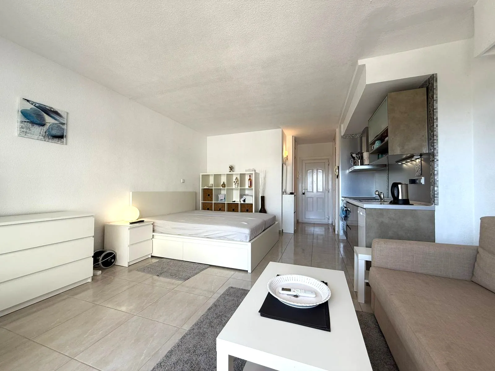 ¡Listo para entrar a vivir! Estudio de 1 dormitorio con impresionantes vistas al mar-4