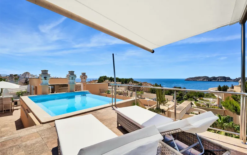 Gerenoveerd penthouse met adembenemend uitzicht op zee