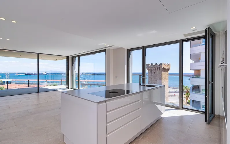 Lujoso piso nuevo con vistas al mar en el puerto