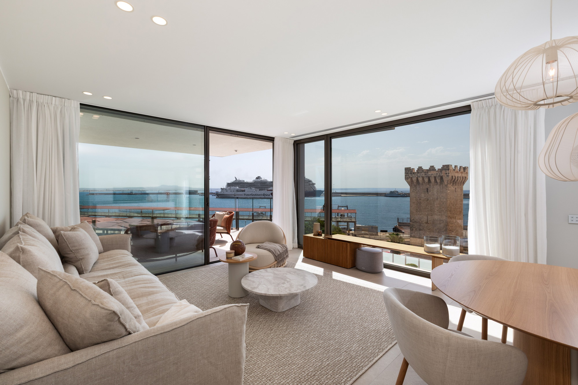 Impressionnant appartement neuf avec vue sur la mer au port
