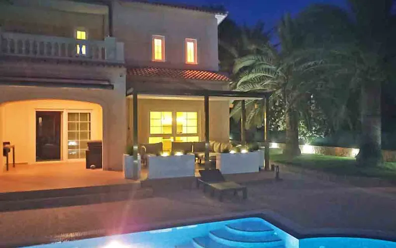 Spannende villa met zeezicht en groot zwembad