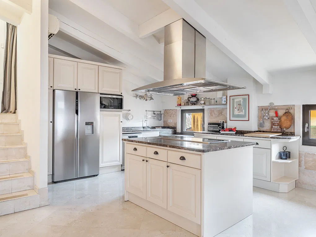 Luxury penthouse with terraces & great views-4