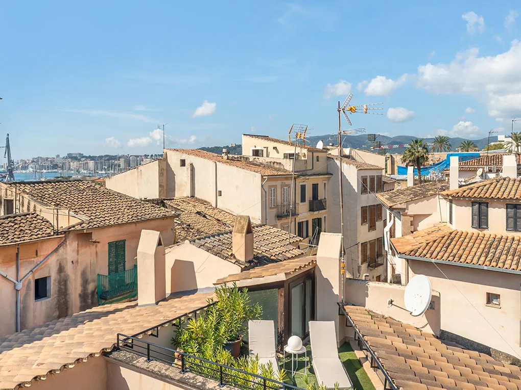 Luxury penthouse with terraces & great views-5