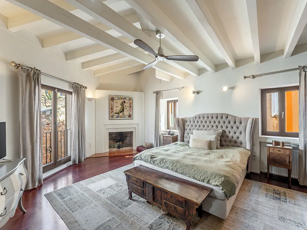 Luxury penthouse with terraces & great views-6