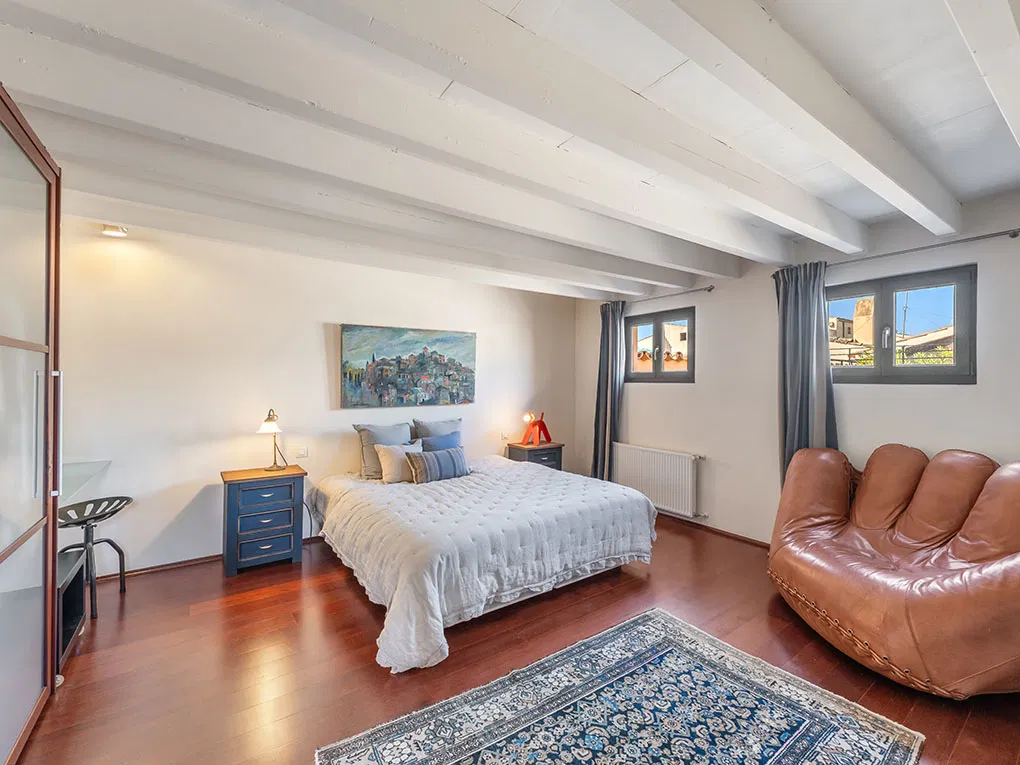 Luxury penthouse with terraces & great views-8