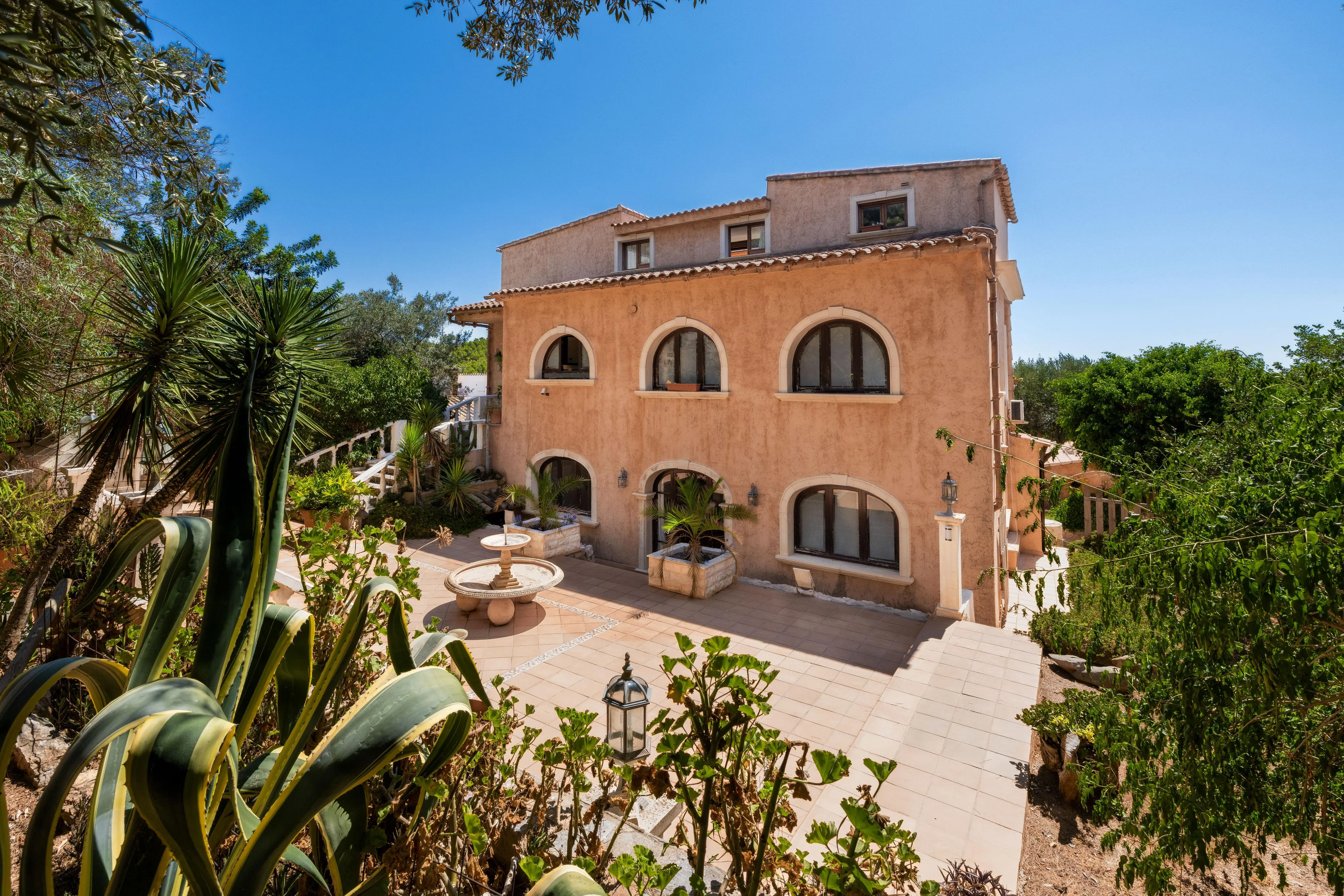 Exklusive mediterrane Villa mit viel Potenzial in Genova-2