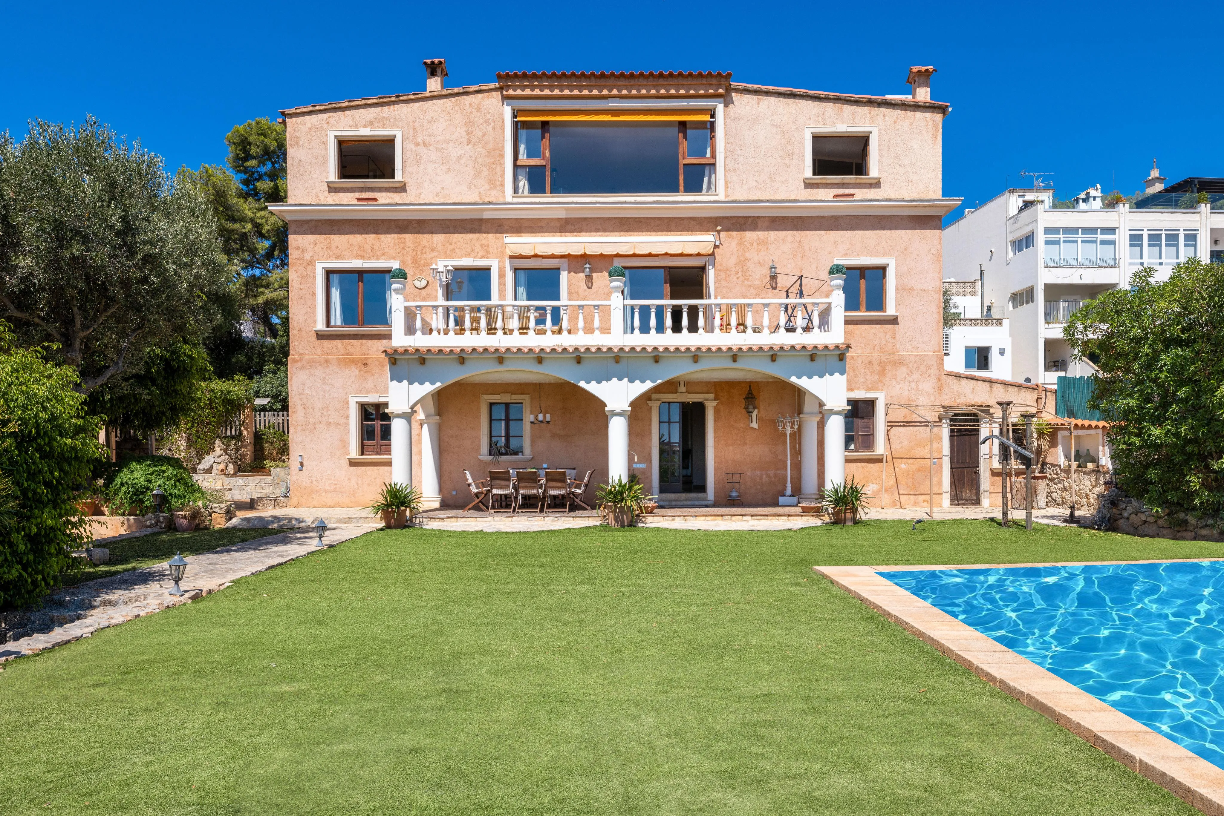 Exklusive mediterrane Villa mit viel Potenzial in Genova-1