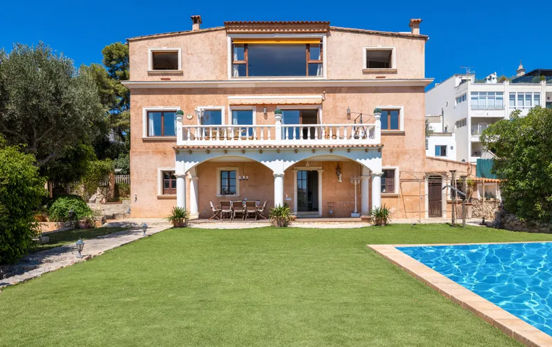 Exclusive Mediterranean villa with great potential in Genova