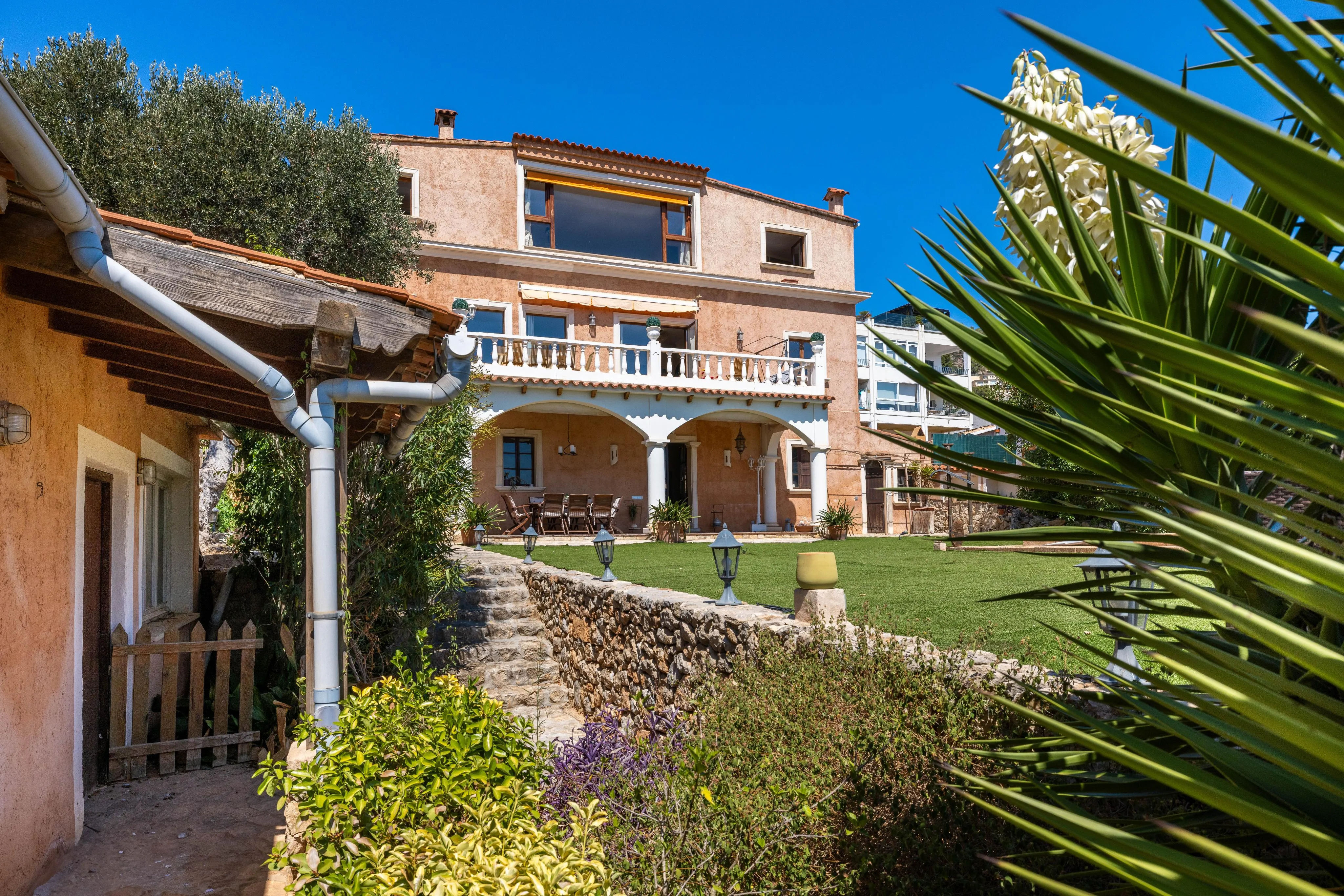 Exklusive mediterrane Villa mit viel Potenzial in Genova-24