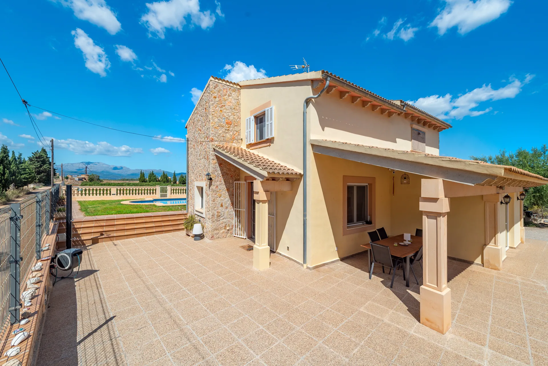 Mediterraan landhuis met verhuurvergunning, privacy en panoramisch uitzicht in het noorden van Mallorca-24