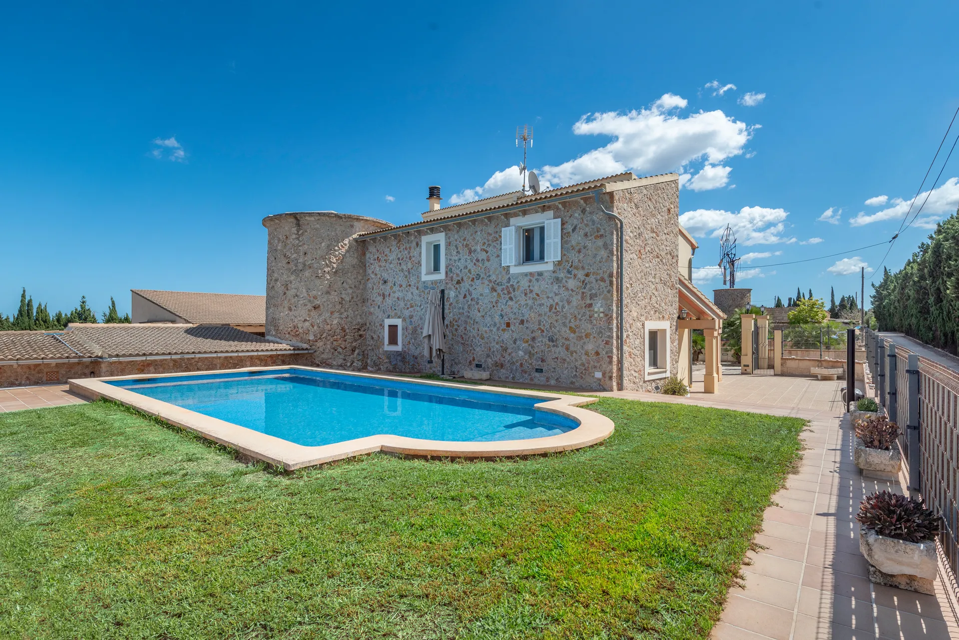 Mediterraan landhuis met verhuurvergunning, privacy en panoramisch uitzicht in het noorden van Mallorca-1