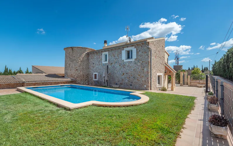 Casa de campo mediterránea con licencia ETV, privacidad y vistas panorámicas en el norte de Mallorca