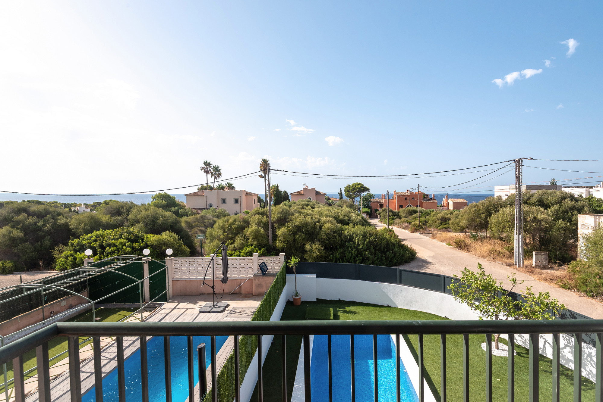 Casa adossada mediterrània amb piscina i certificat ETV-14
