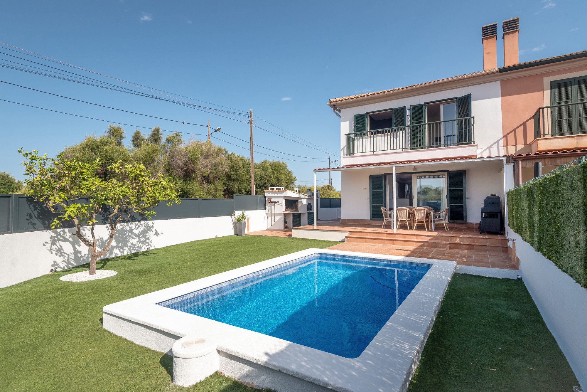 Mediterrane twee-onder-een-kapwoning met vakantievergunning en zwembad