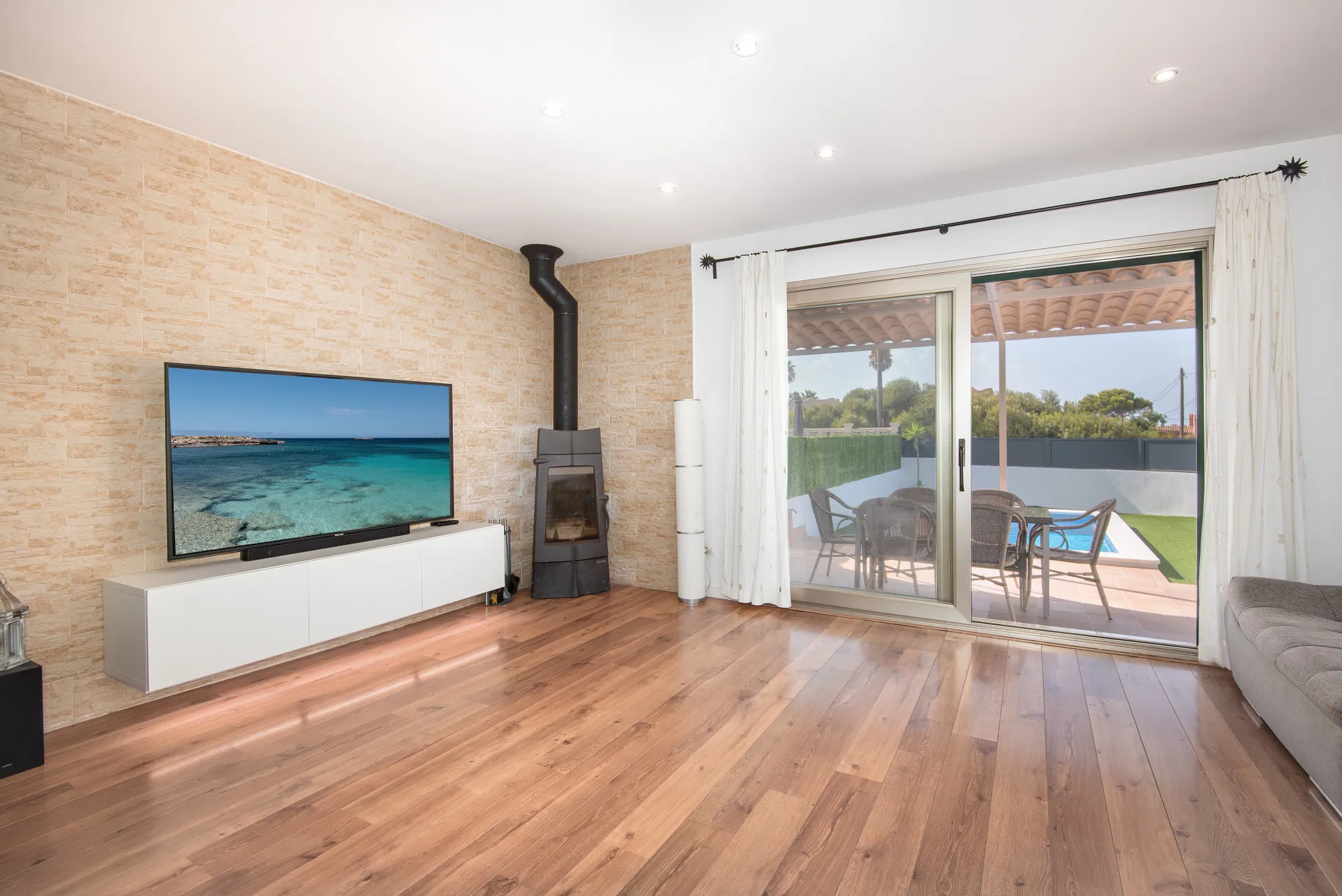 Casa adossada mediterrània amb piscina i certificat ETV-4