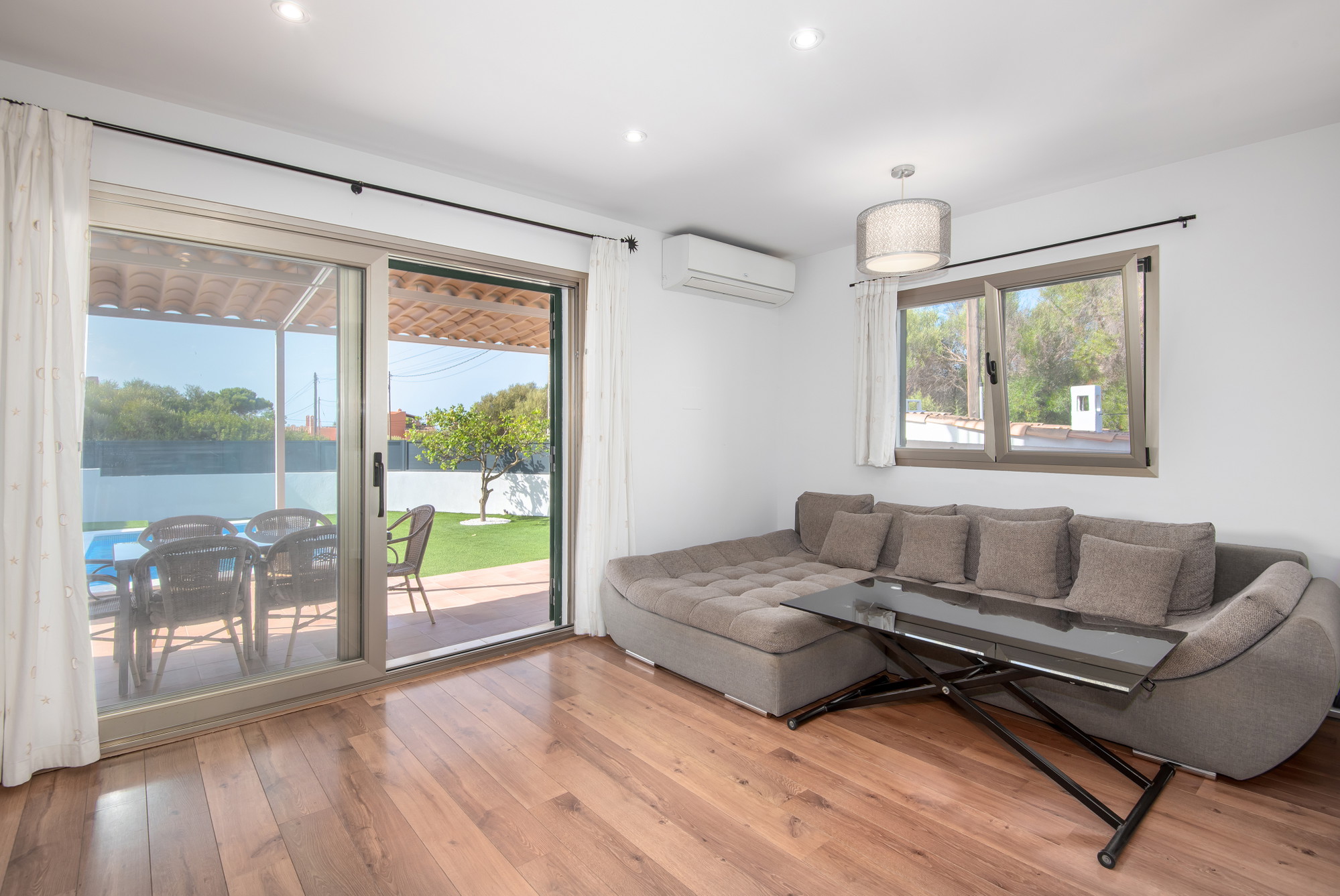 Casa adossada mediterrània amb piscina i certificat ETV-5