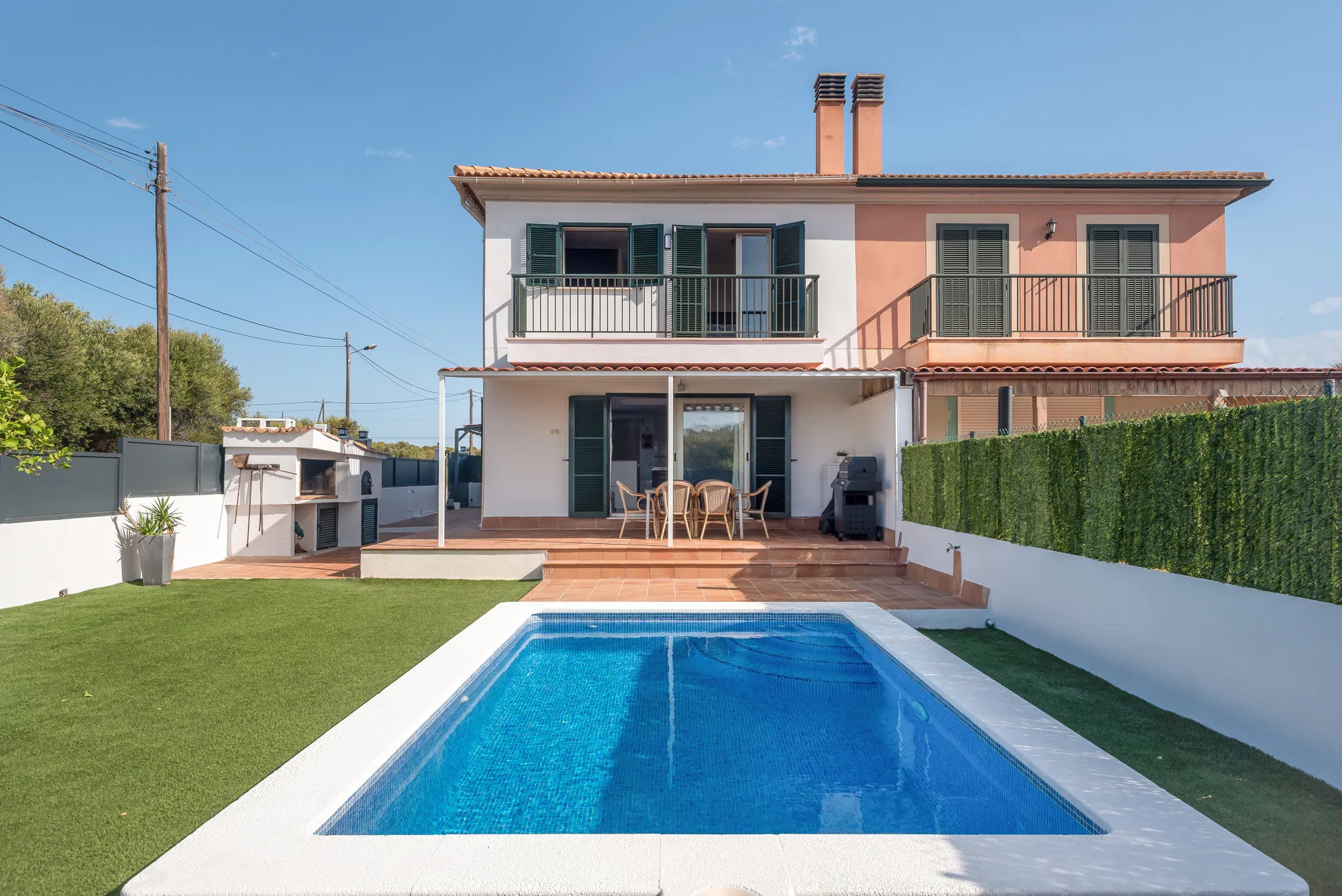 Casa adossada mediterrània amb piscina i certificat ETV-2